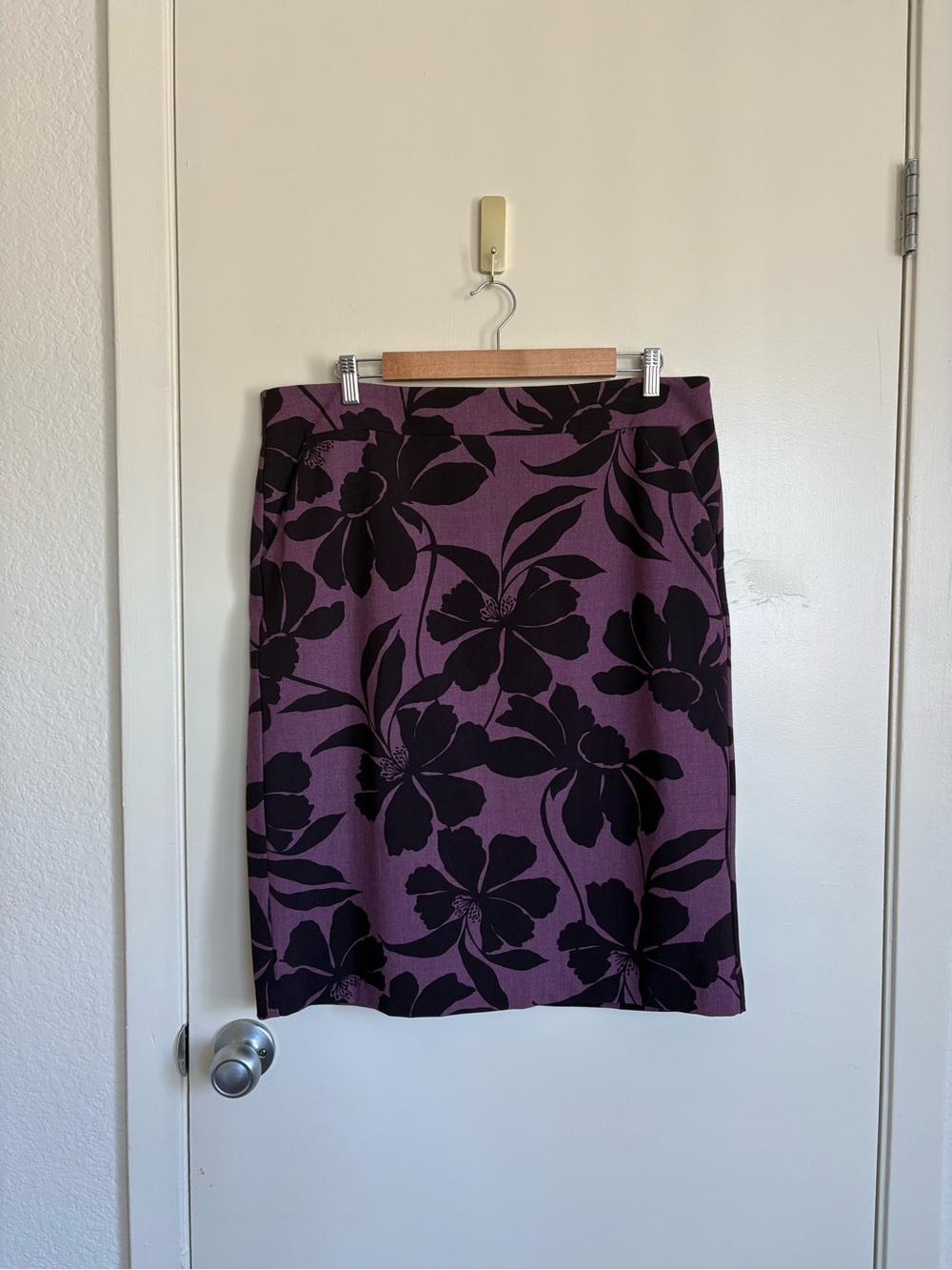 Liz Claiborne Purple Pencil Skirt with Black Floral Print Size 14